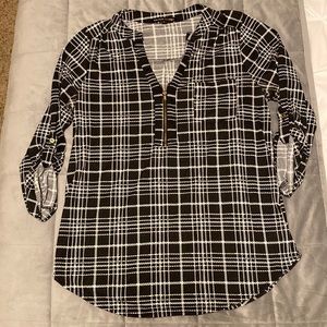 Three-quarter sleeve V-neck with zipper closure